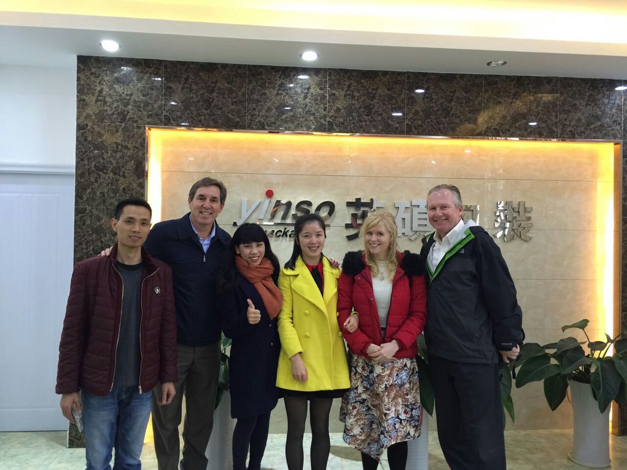 9.jpg 英硕包装外贸团队与美国客户合照